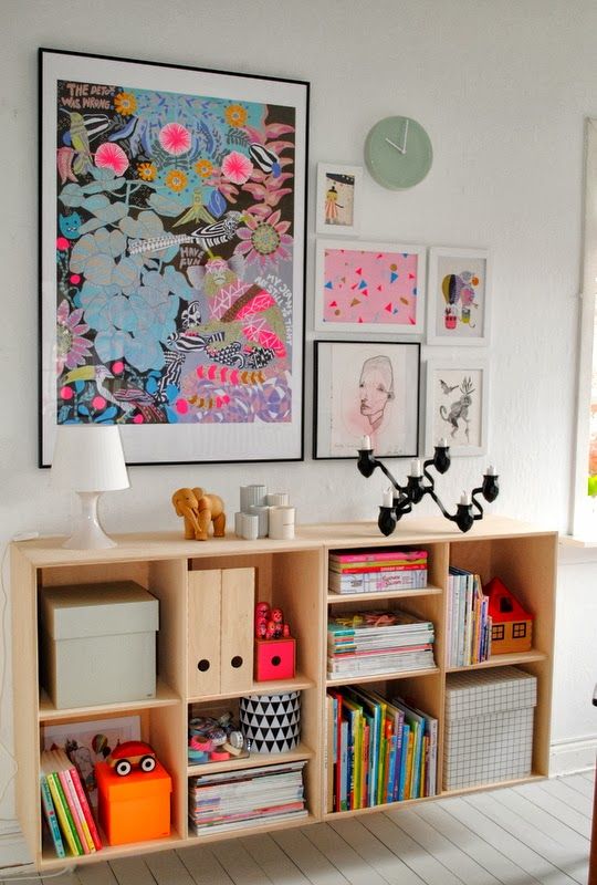 Like the galleries above, this gallery has some great artwork that adds color to a child's space. Image source via: Mor til Mernee
